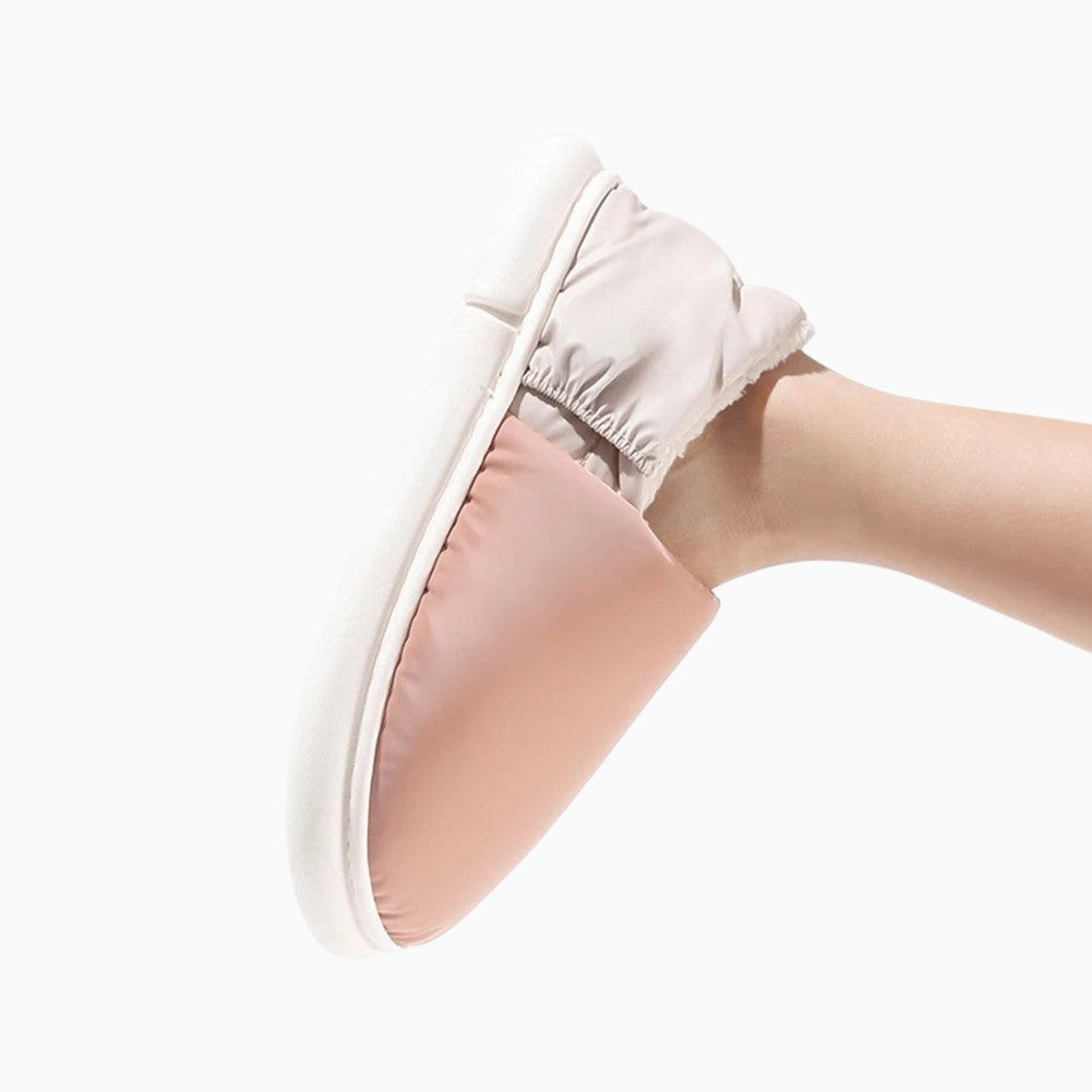Chausson chauffant UnPeignoir rose pour femme avec semelle blanche antidérapante et design rembourré confortable