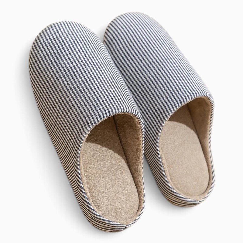 Chausson pantoufle UnPeignoir à rayures bleu et blanc avec intérieur beige, en tissu souple pour usage intérieur