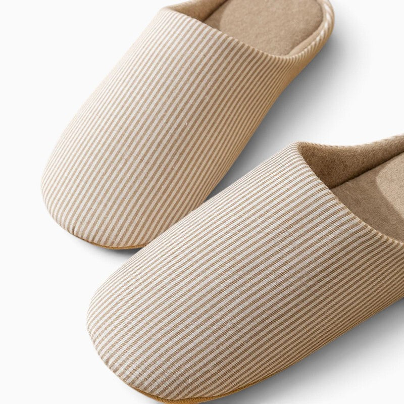 Paire de chaussons UnPeignoir fermés à rayures beiges et blanches en tissu souple pour le confort à la maison