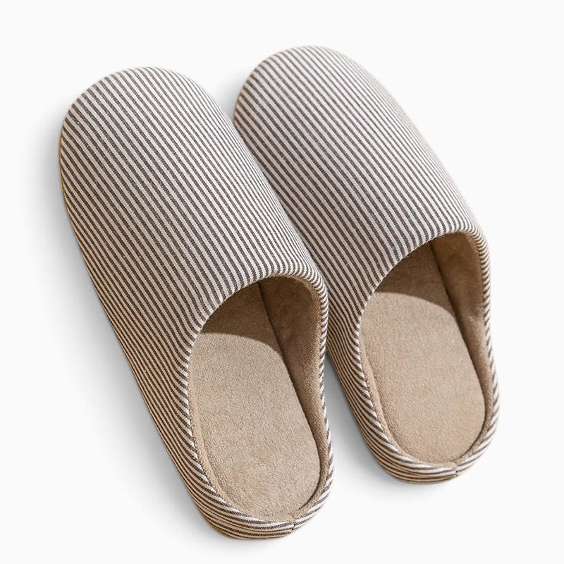 Paire de chaussons UnPeignoir fermés à rayures beiges et blanches en tissu souple pour le confort intérieur