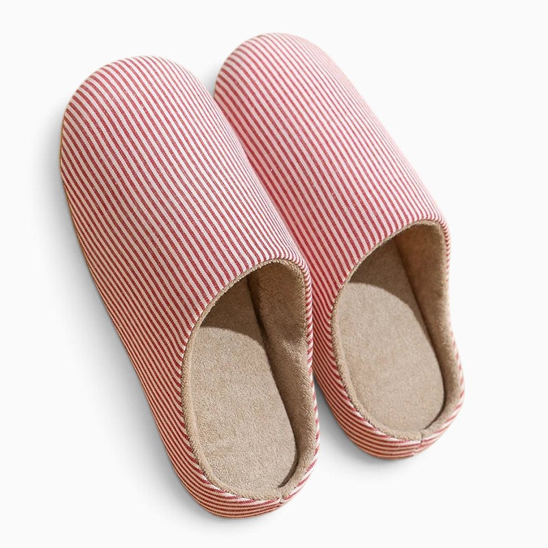 Chausson pantoufle UnPeignoir rayé rouge et blanc en tissu souple pour intérieur avec semelle textile confortable