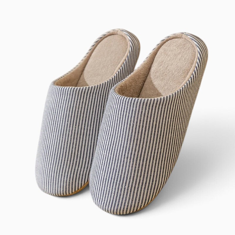 Paire de chaussons UnPeignoir fermés à rayures bleu et blanc en tissu souple pour le confort intérieur
