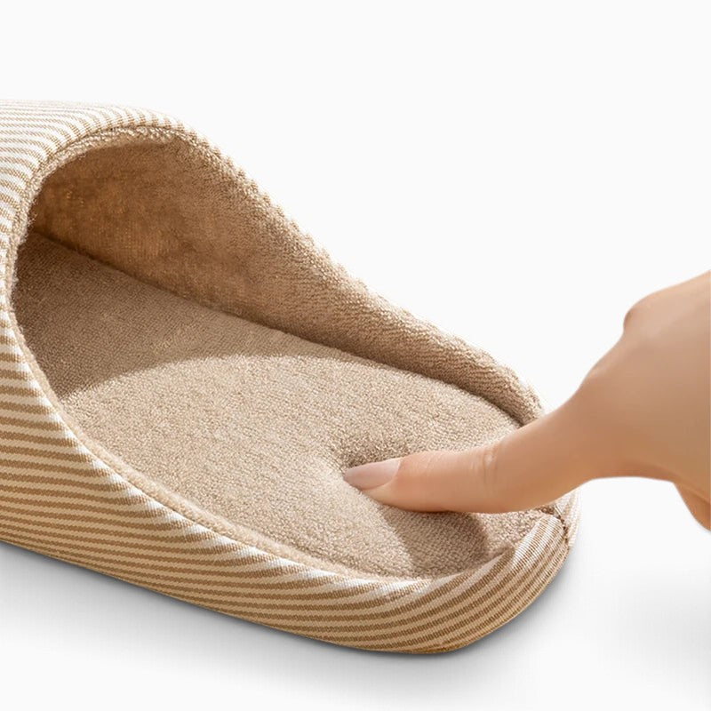 Chausson pantoufle à rayures UnPeignoir beige avec semelle textile souple et rembourrée pour le confort intérieur