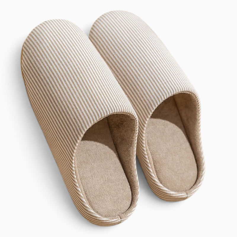Paire de chaussons UnPeignoir fermés à rayures beiges et blanches en tissu souple pour le confort à la maison