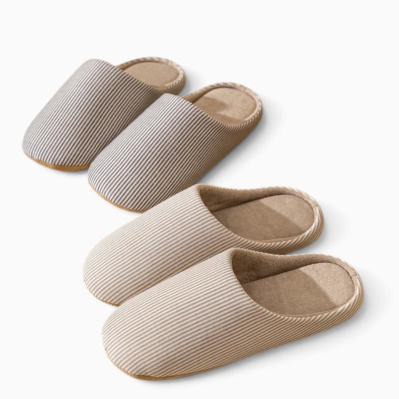 Paire de chaussons UnPeignoir fermés à rayures beiges et blanches en tissu souple pour le confort à la maison