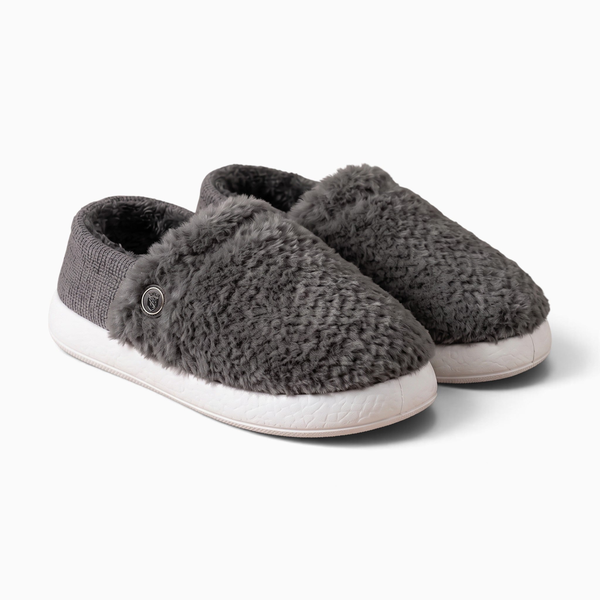 Pantoufles chaussons chauffants UnPeignoir gris en fausse fourrure douce avec semelle blanche antidérapante