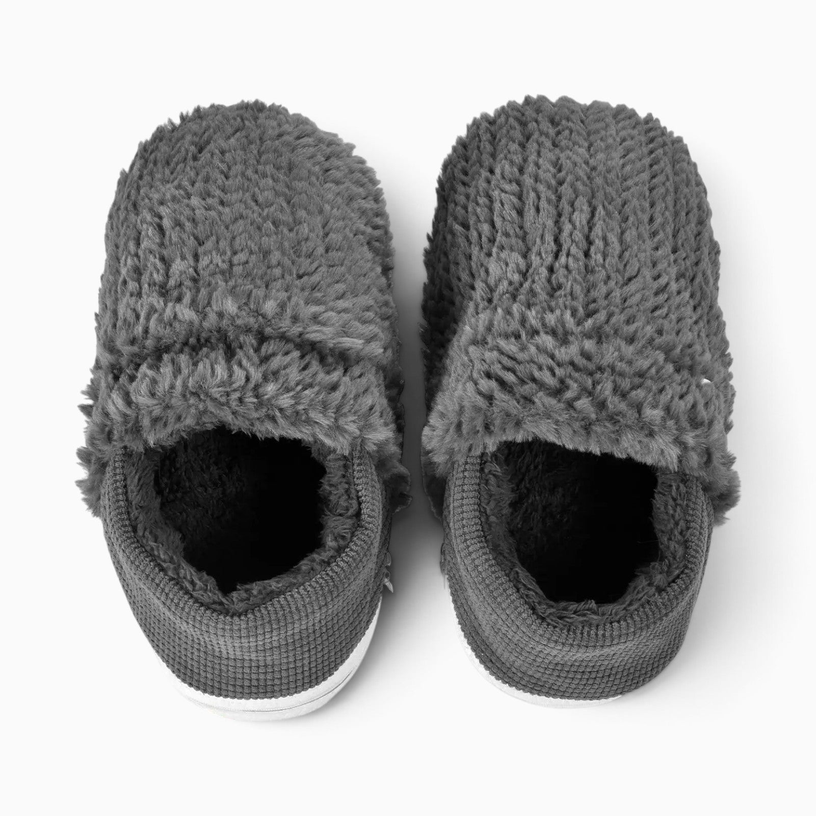 Pantoufles chauffantes UnPeignoir en peluche grise douce avec semelle antidérapante pour un confort thermique optimal