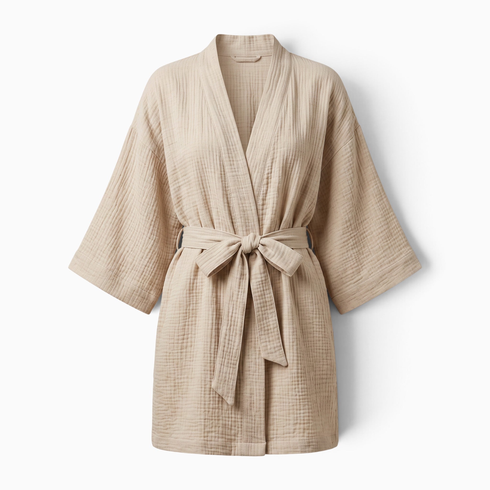 Peignoir femme chic UnPeignoir court en gaze de coton beige avec ceinture nouée et manches larges pour le cocooning