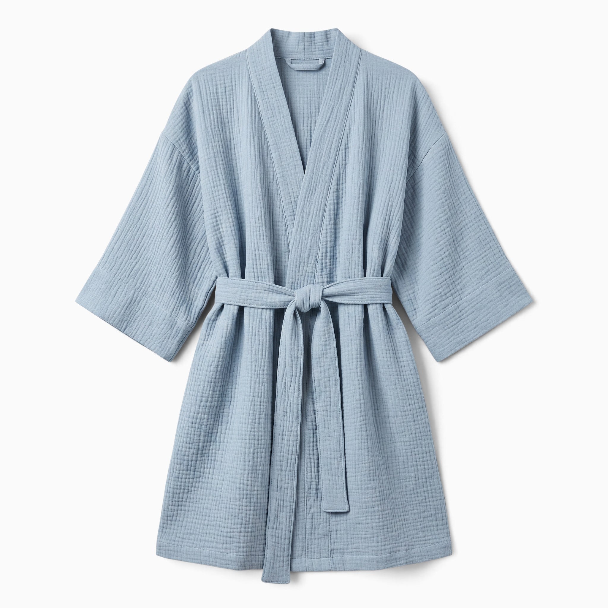 Peignoir femme chic UnPeignoir en mousseline de coton bleu clair avec ceinture à nouer et coupe kimono élégante