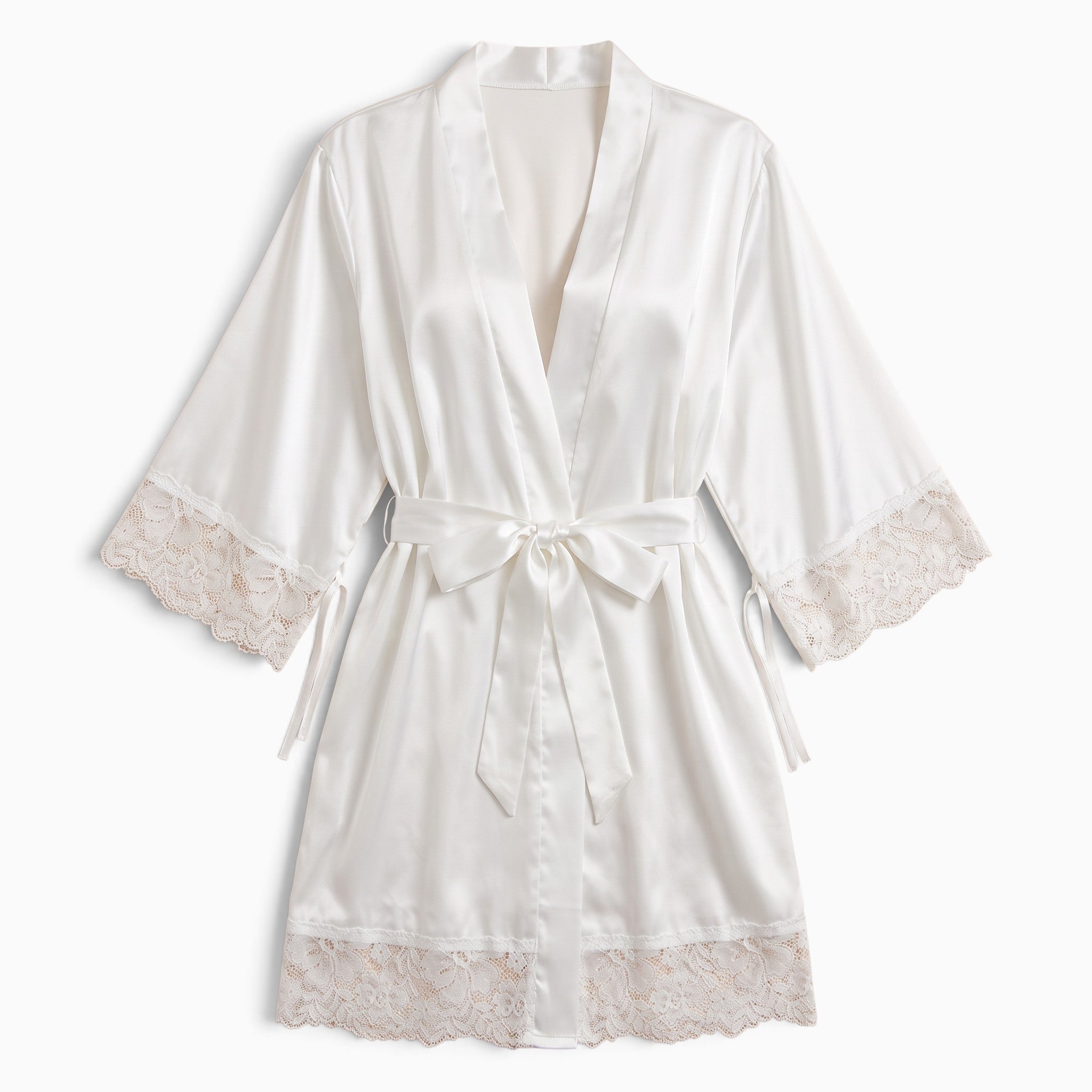 Peignoir femme soie UnPeignoir blanc court avec finitions en dentelle délicate sur les manches et l'ourlet