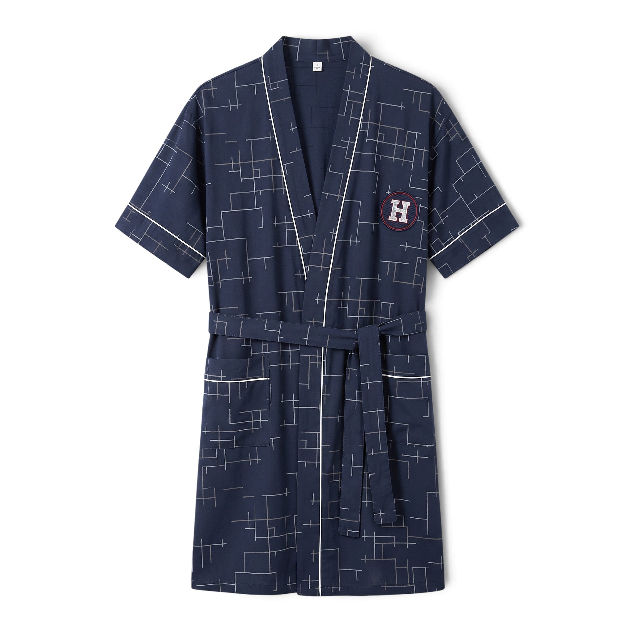 Peignoir UnPeignoir bleu marine à manches courtes avec motif géométrique blanc et écusson brodé sur la poitrine