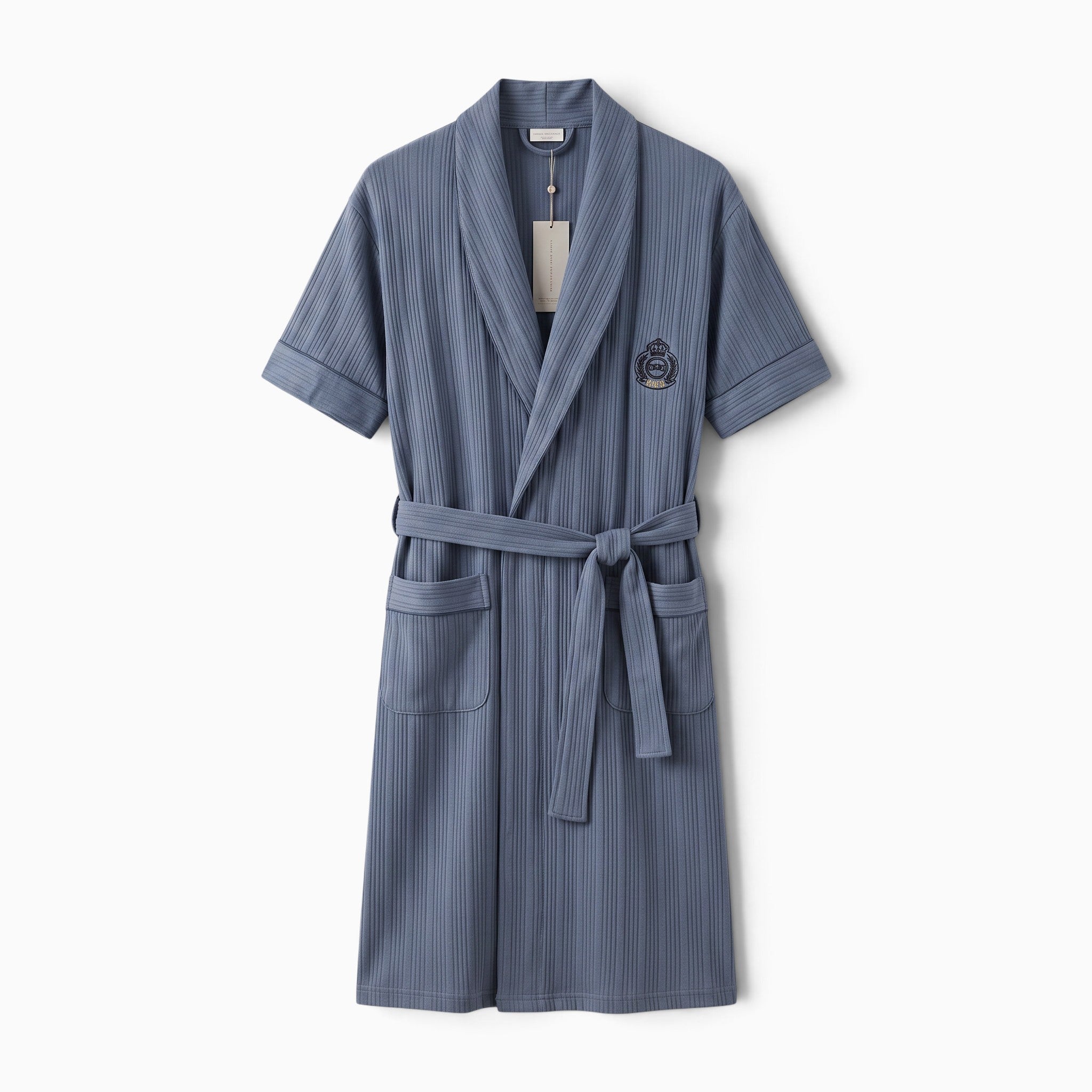 Peignoir UnPeignoir bleu à manches courtes en tissu côtelé avec col châle et écusson brodé sur la poitrine