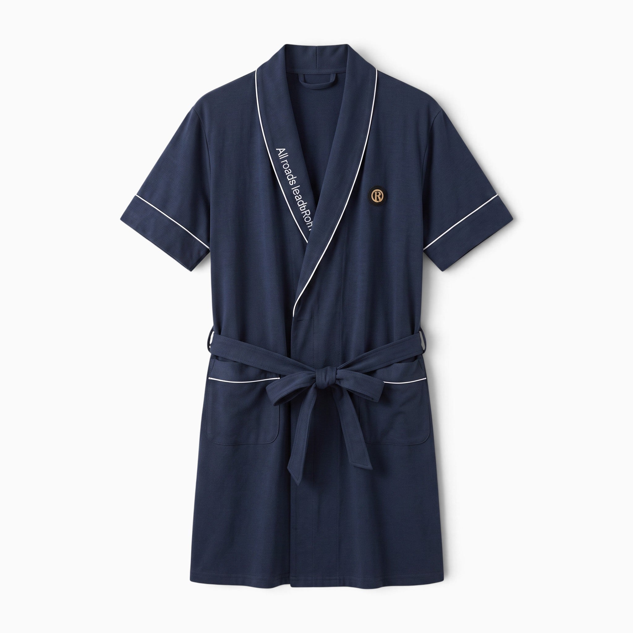 Peignoir homme UnPeignoir bleu marine à manches courtes avec liseré blanc et broderie élégante sur le col