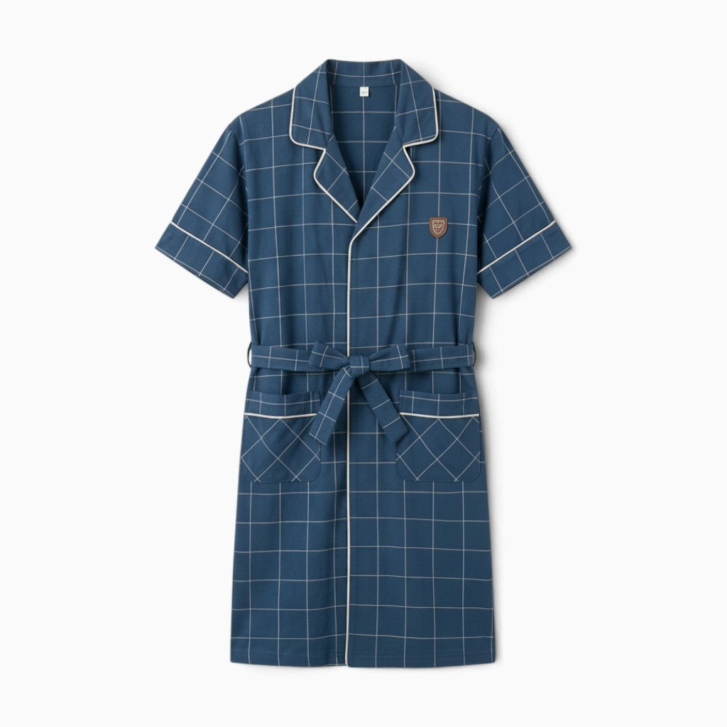 Peignoir homme UnPeignoir bleu à carreaux avec manches courtes, col tailleur et ceinture à nouer pour le confort.