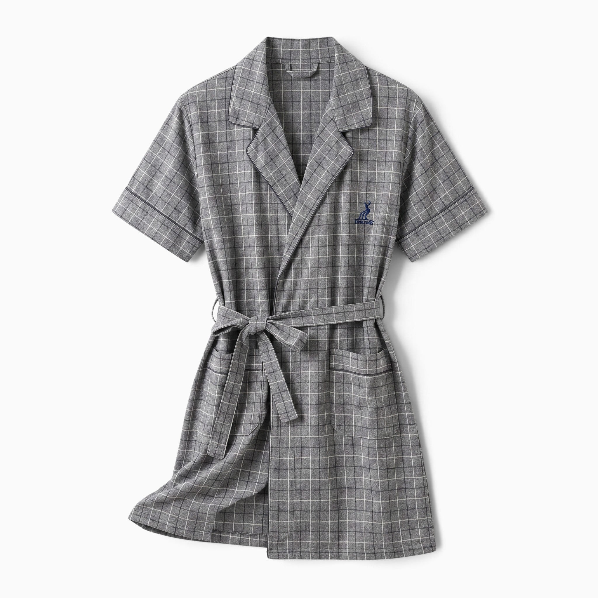 Peignoir UnPeignoir homme à manches courtes, motif carreaux gris et blanc, coupe élégante avec ceinture nouée