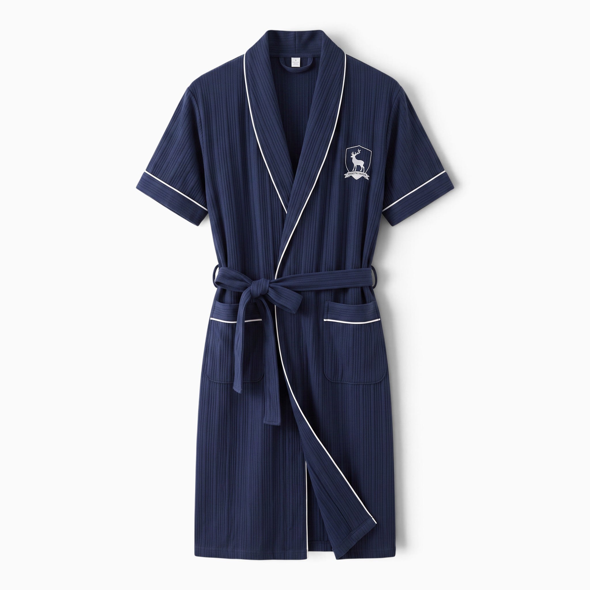 Peignoir homme court UnPeignoir bleu marine avec texture côtelée, col châle et écusson brodé sur la poitrine
