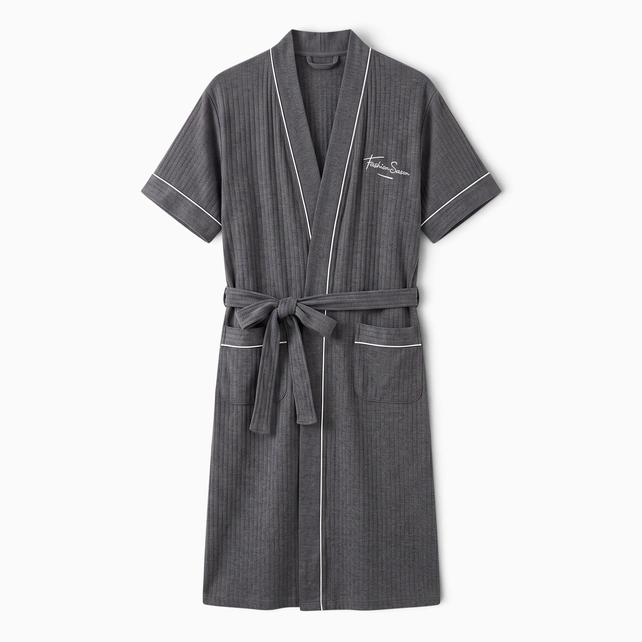 Peignoir UnPeignoir homme gris à manches courtes en tissu texturé avec liseré blanc élégant et ceinture à nouer