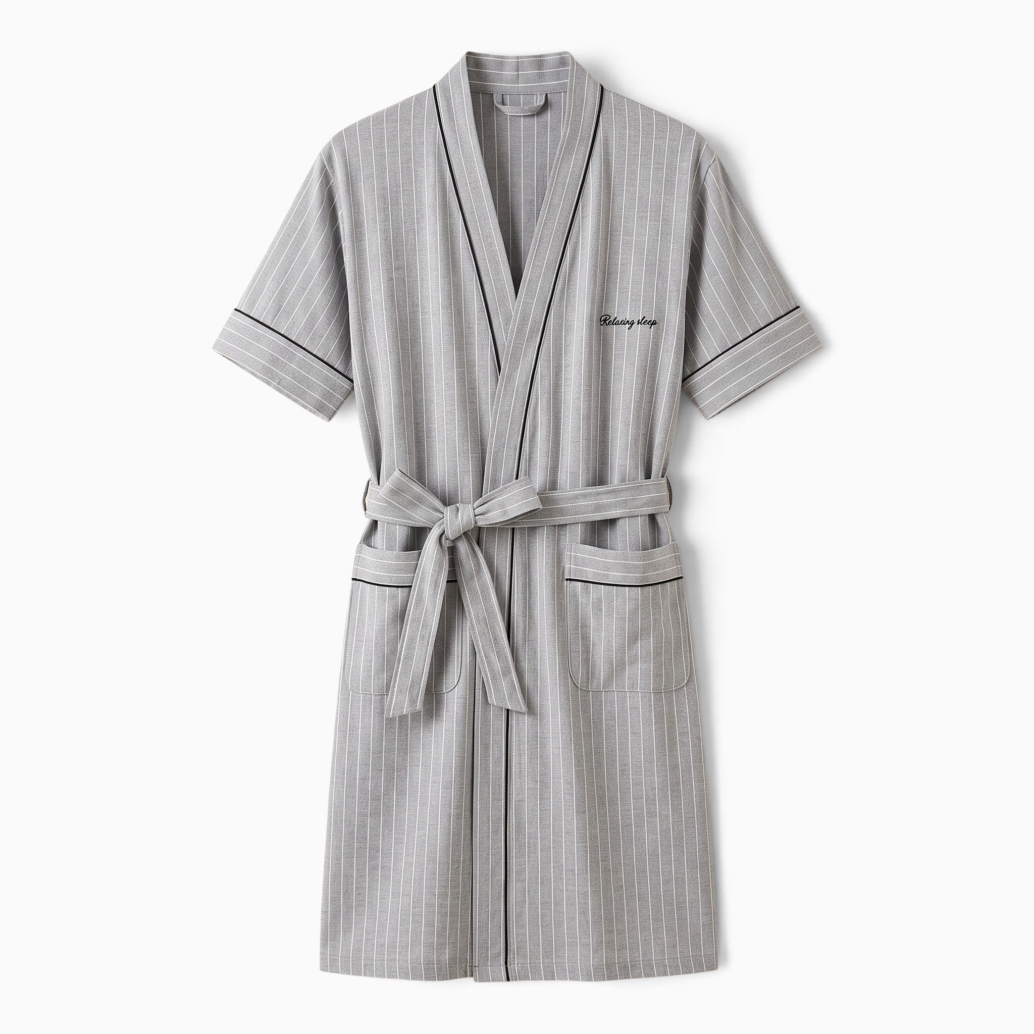 Peignoir homme UnPeignoir gris à rayures verticales, manches courtes, col châle et ceinture, style décontracté chic.