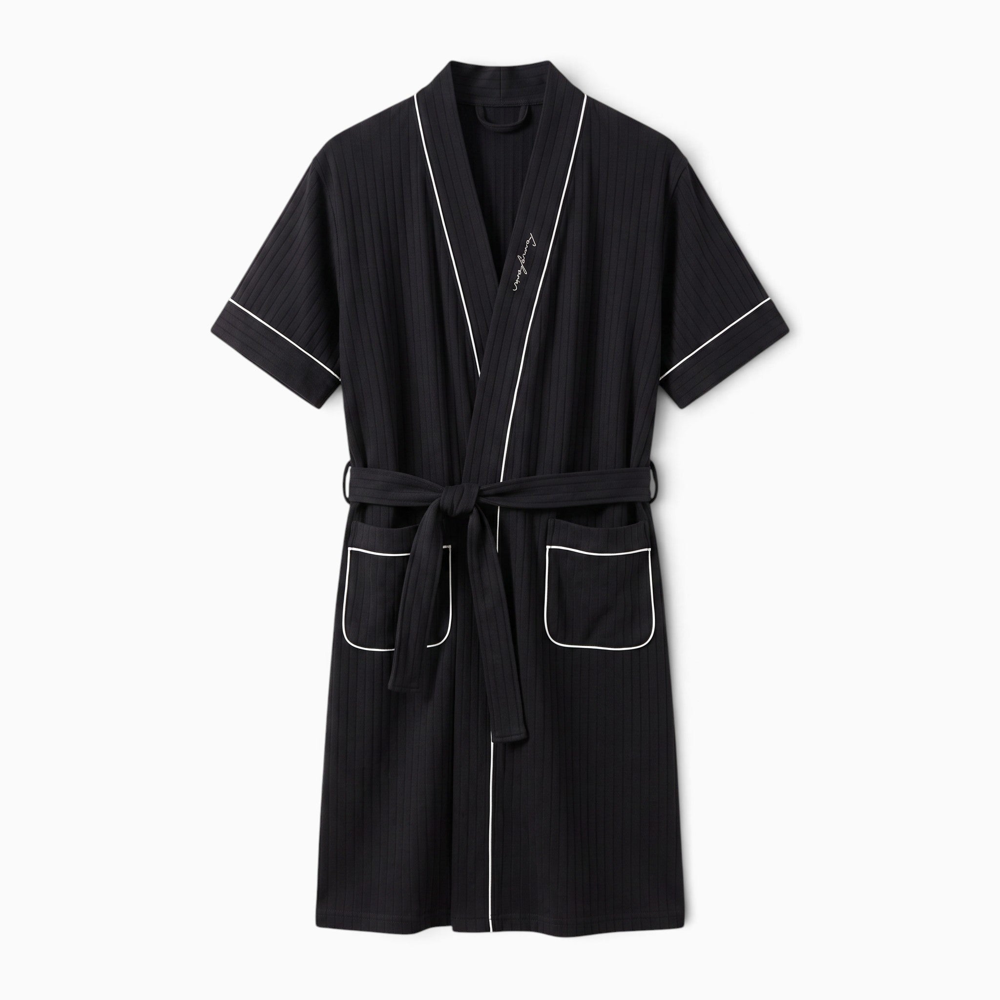 Peignoir UnPeignoir homme noir à manches courtes en tissu côtelé léger avec liserés blancs contrastants et ceinture