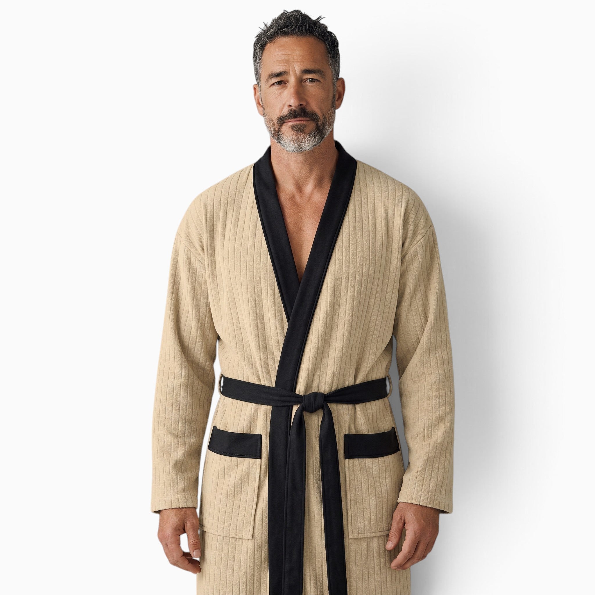 Homme portant un peignoir UnPeignoir beige en polaire avec col châle et finitions contrastées noires