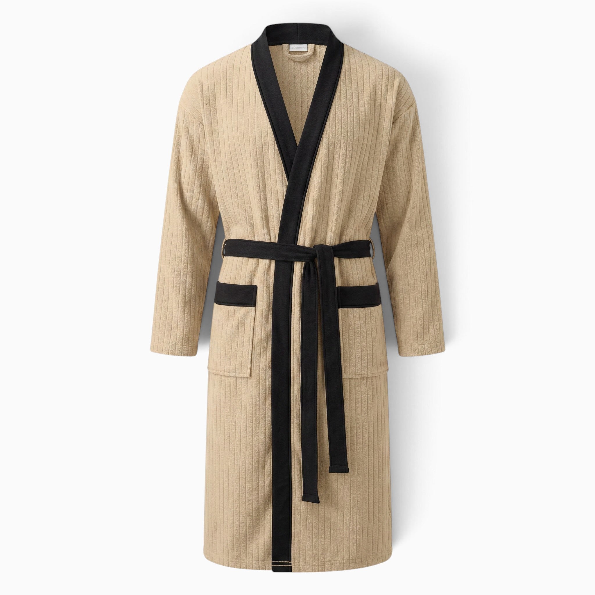 Peignoir de bain UnPeignoir pour homme en polaire beige avec col châle noir, ceinture et poches contrastées.