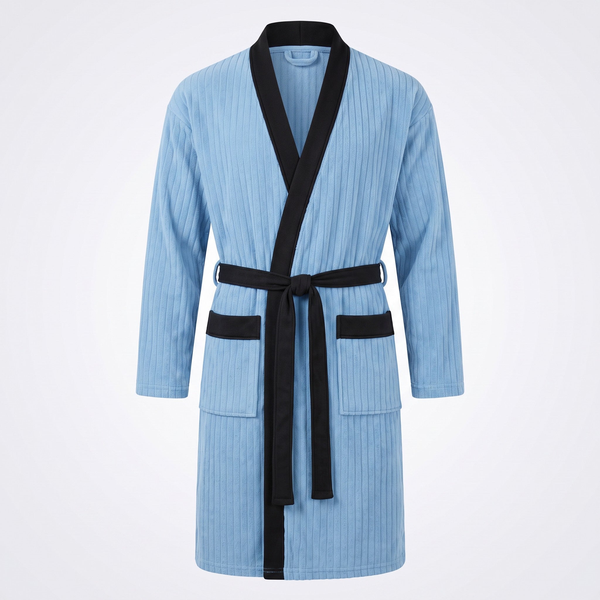 Peignoir homme polaire UnPeignoir bleu ciel avec col châle et finitions contrastées noires, coupe longue et ceinturée