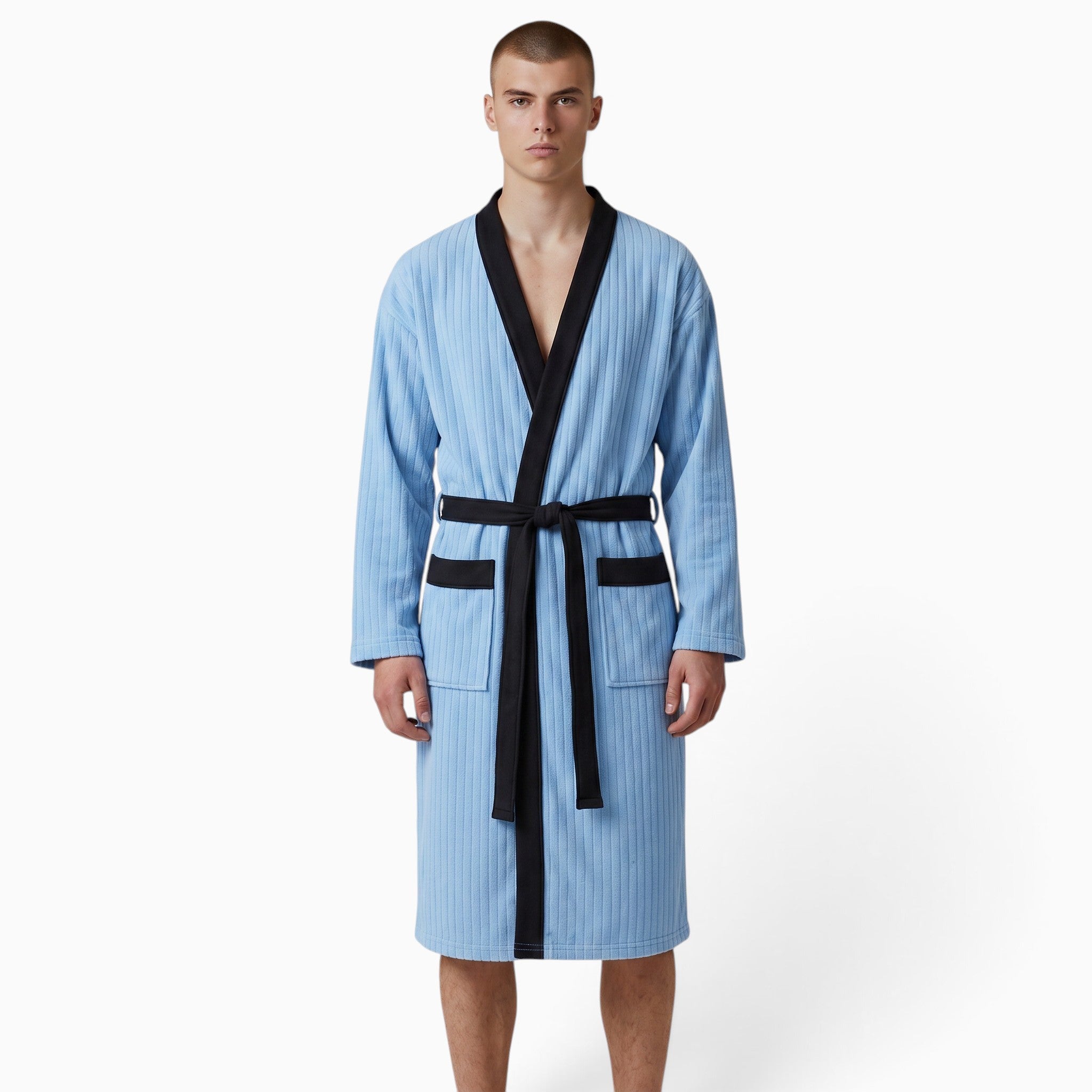 Homme portant un peignoir UnPeignoir bleu ciel en polaire avec col châle et ceinture contrastante noire