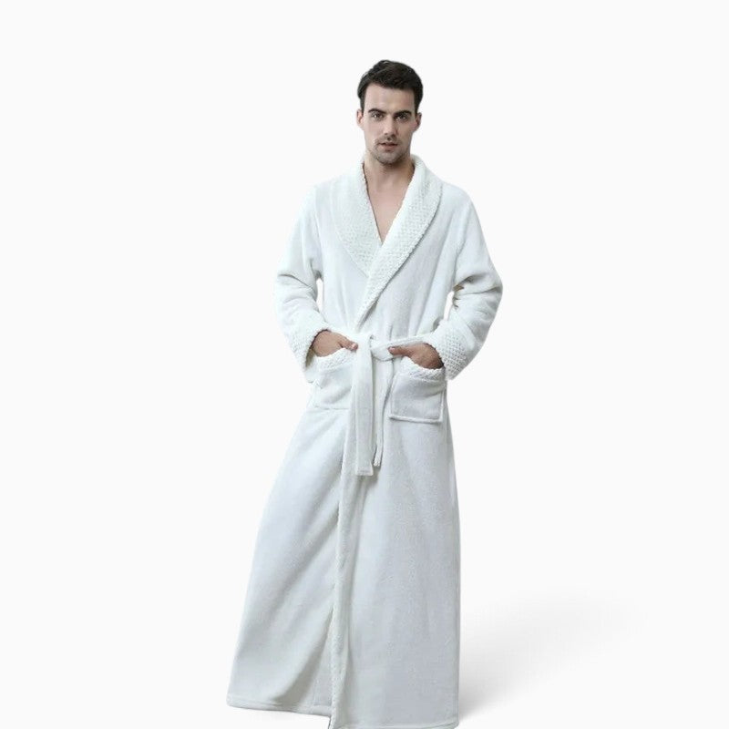 Homme portant un peignoir long en velours blanc UnPeignoir avec col châle texturé pour un confort élégant