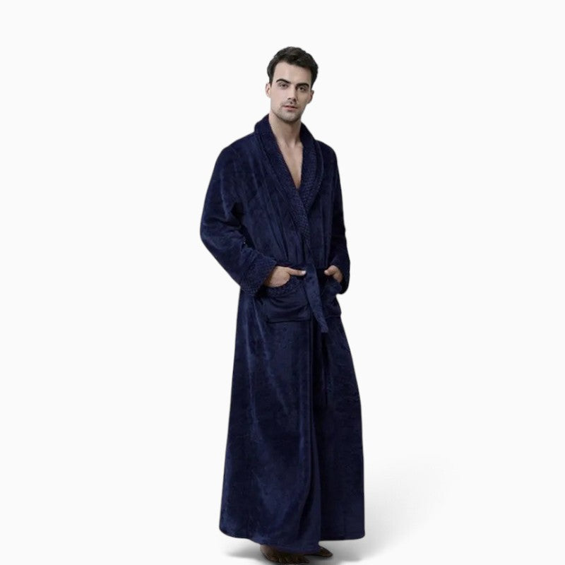 Homme portant un peignoir UnPeignoir long en velours bleu marine doux avec col châle élégant