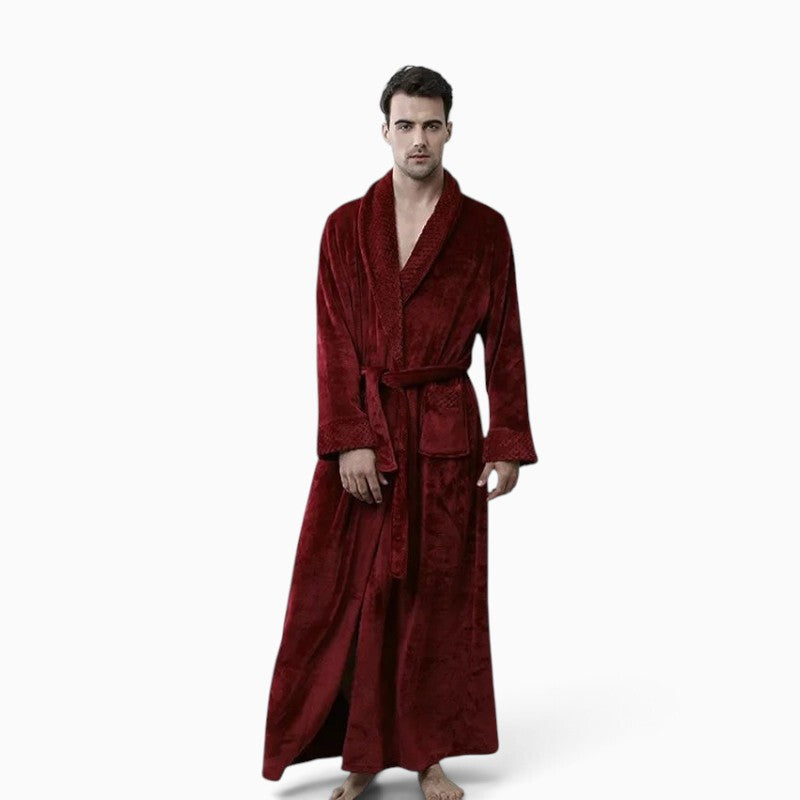 Homme portant un peignoir long en velours rouge bordeaux élégant de la marque UnPeignoir pour un confort optimal.
