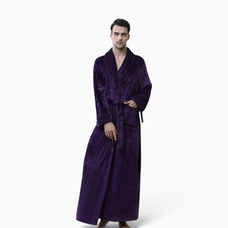 Homme portant un long peignoir en velours violet UnPeignoir avec col châle, idéal pour un confort luxueux à la maison