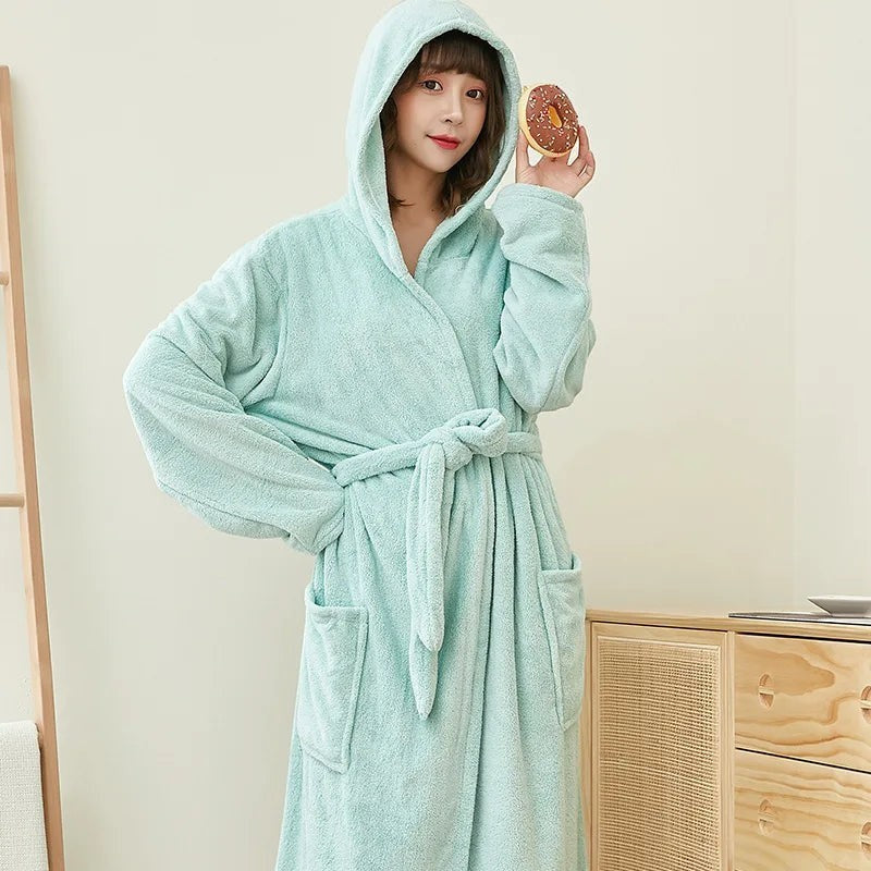 Femme portant un peignoir polaire UnPeignoir vert menthe doux avec capuche et ceinture nouée pour un confort optimal
