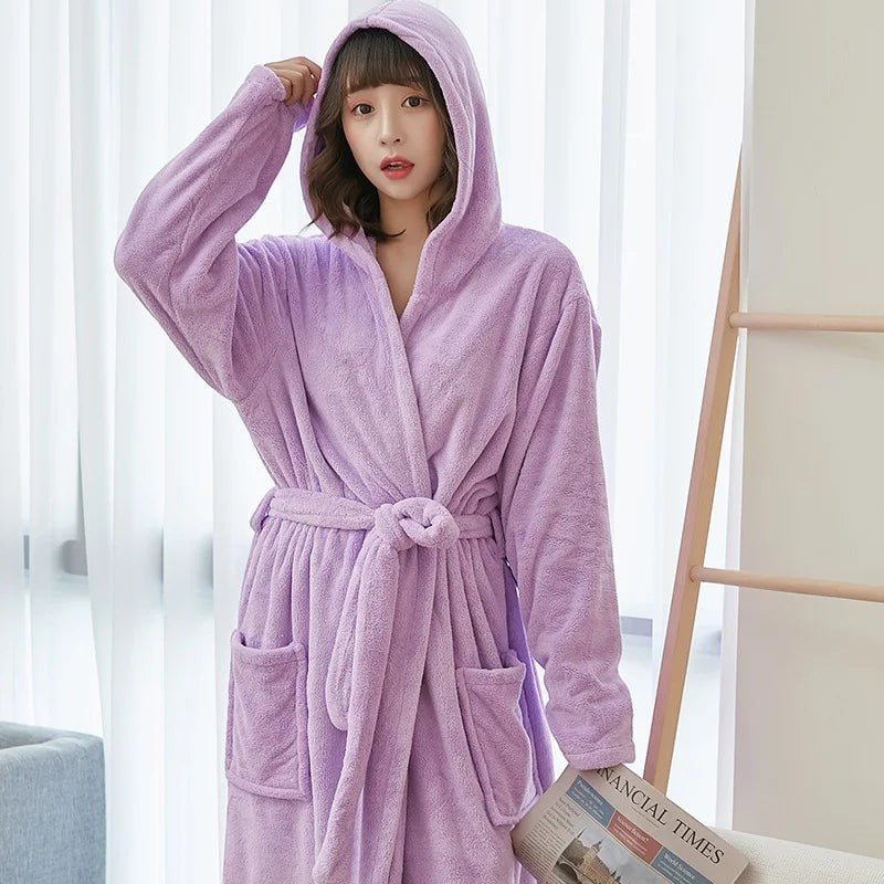 Peignoir polaire UnPeignoir violet pour femme avec capuche douce et ceinture nouée pour un confort cocooning